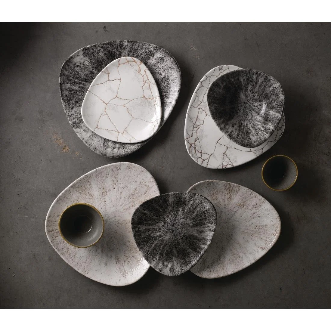 Churchill Studio Prints Kintsugi Agate Grey Lotus Plates 254mm (12 Pack) - Image 4