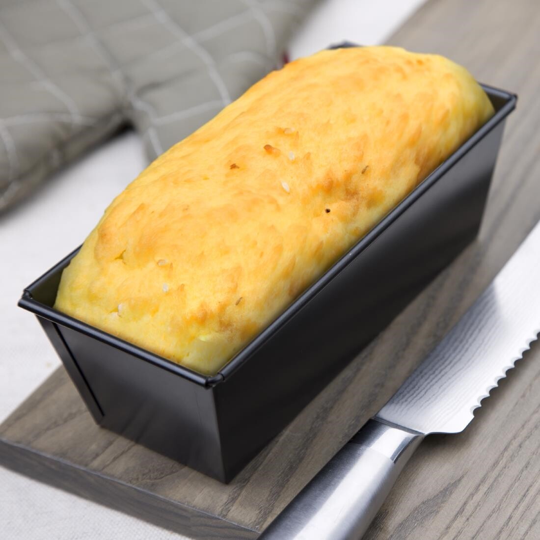 Vogue 1lb Non-Stick Loaf Tin 6x18x9cm