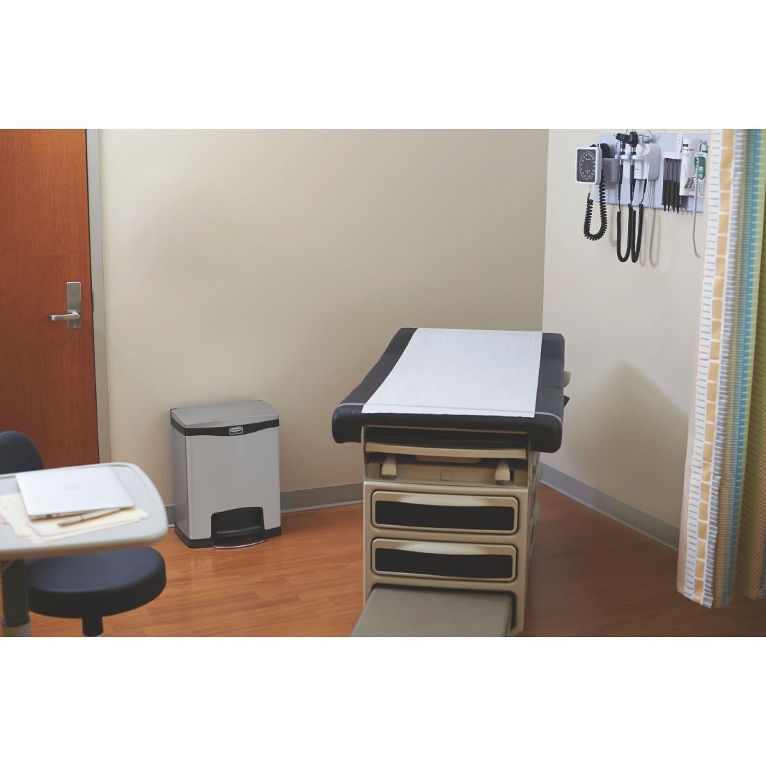 Rubbermaid Slim Jim Front Step on Stainless Steel 30L