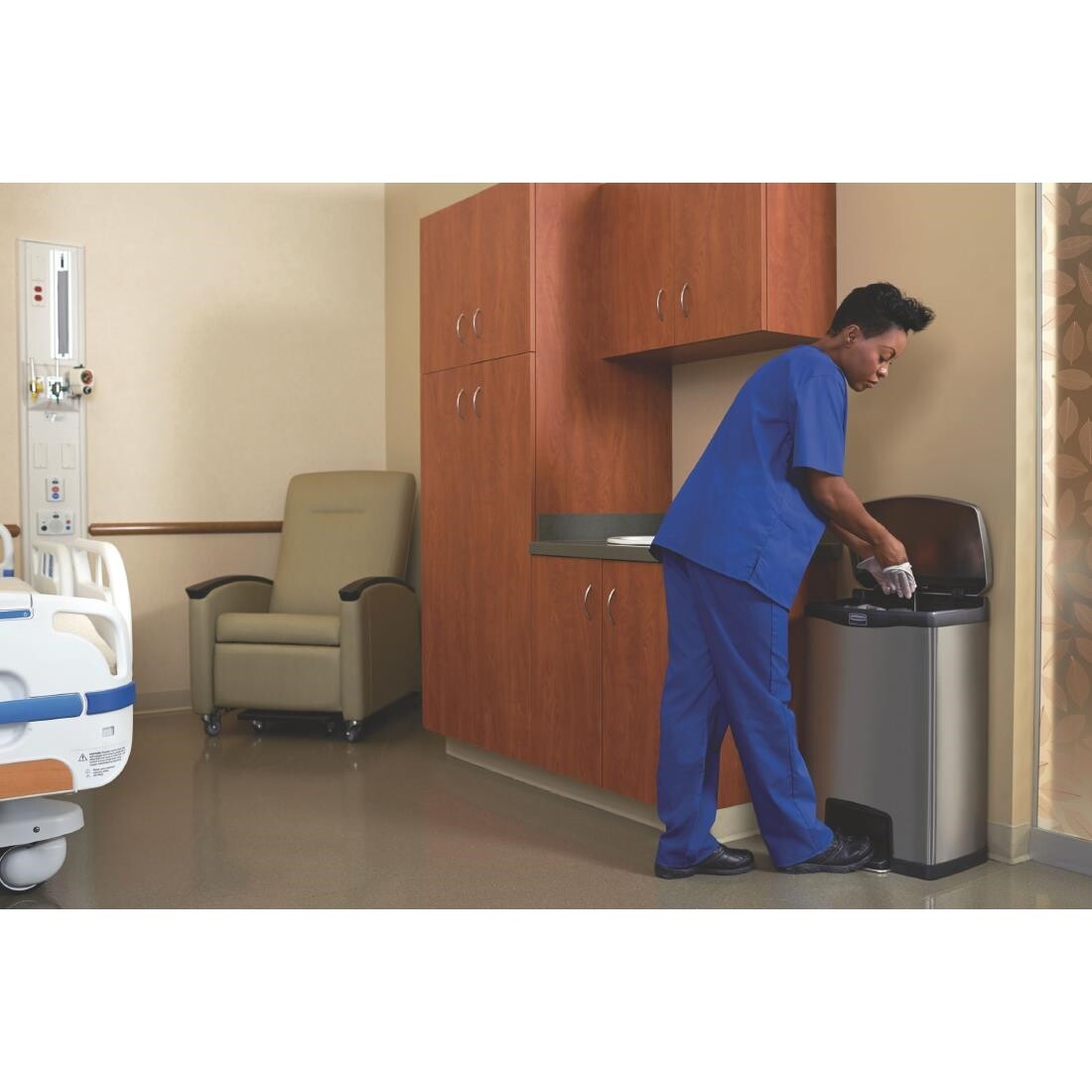 Rubbermaid Slim Jim Front Step on Stainless Steel 50L