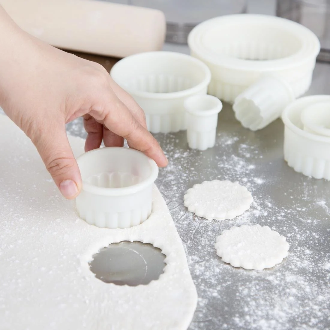 Vogue Serrated Round Pastry Cutters Nylon ( 9 Pack) - Image 5