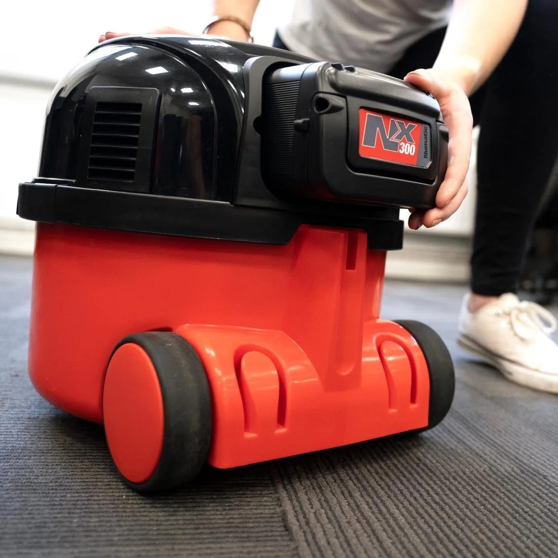 Numatic Pro Cordless Henry Vacuum NBV190NX - Image 8