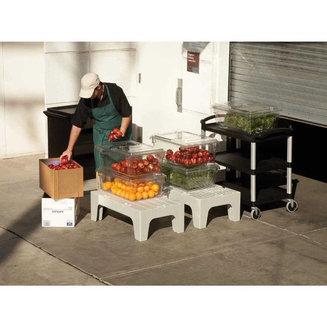 Cambro Three Shelf Utility Cart BC340KD110 - Image 3