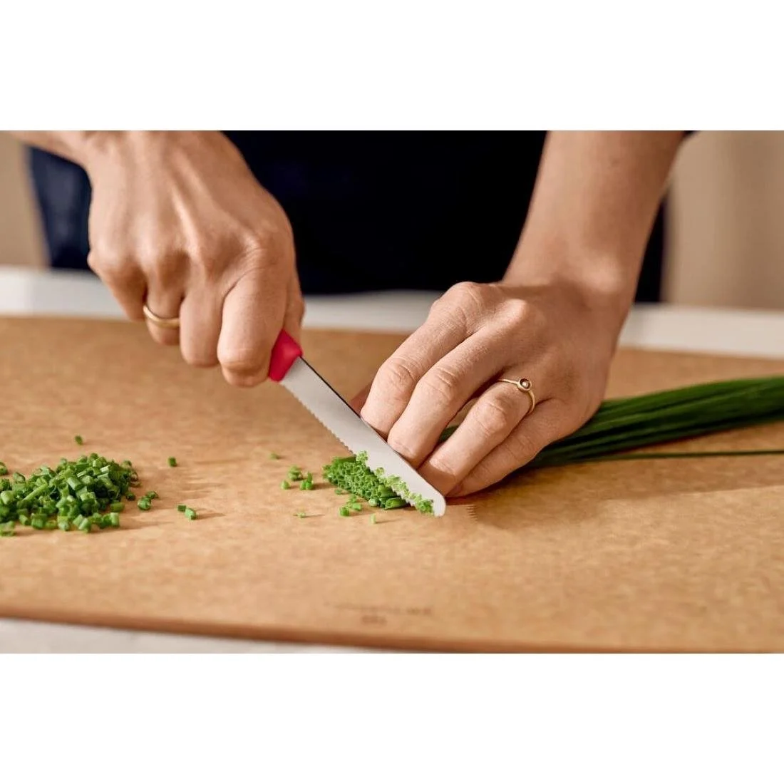 Victorinox Swiss Classic Tomato & Table Knife Wavy Red 22cm - Image 5