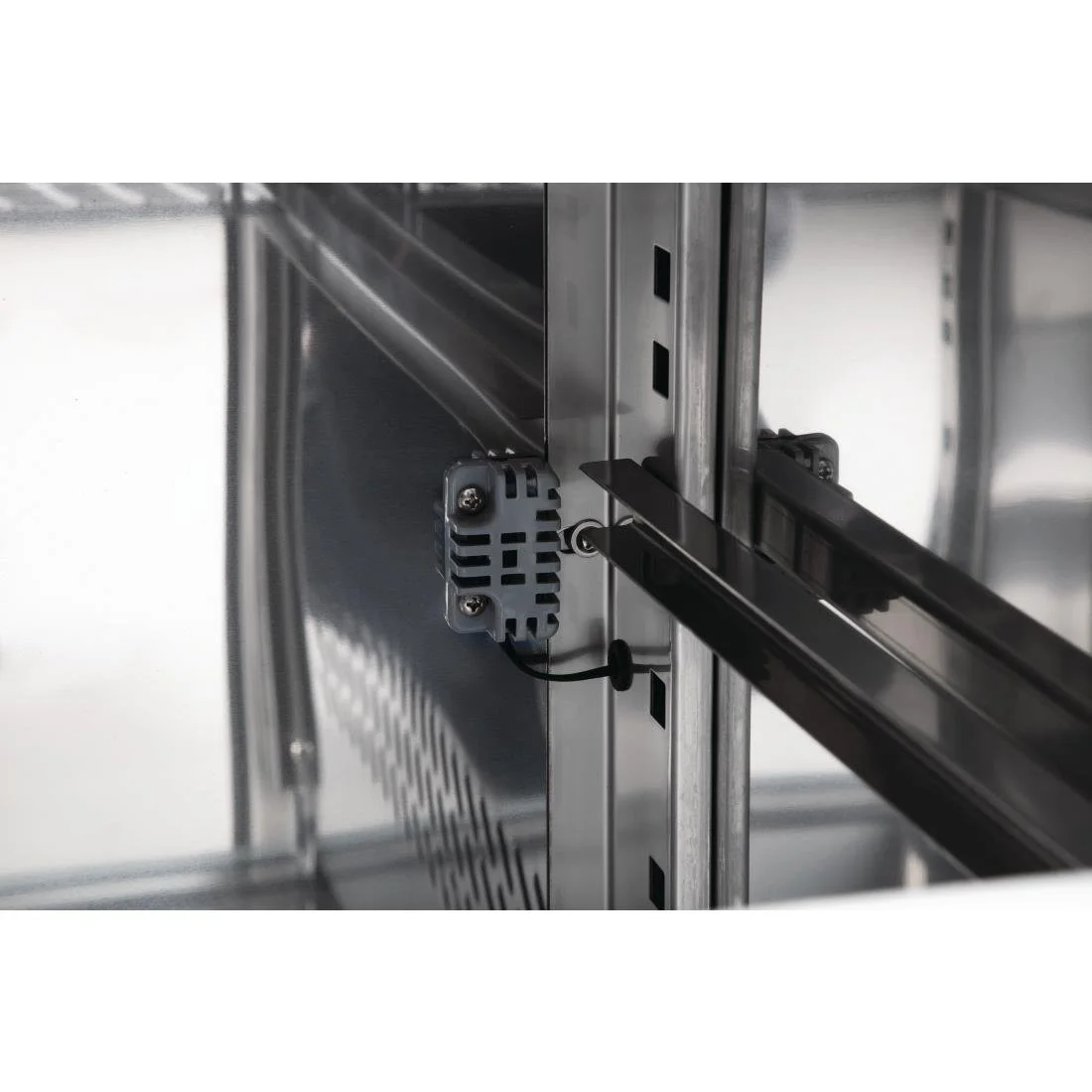 Polar U-Series Triple Door Counter Fridge 417Ltr - Image 10