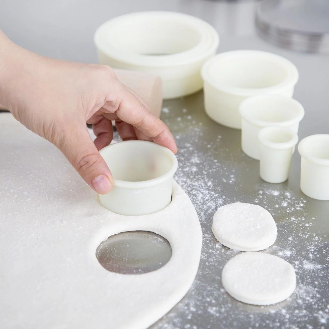 Vogue Plain Round Nylon Pastry Cutters ( 9 Pack) - Image 5