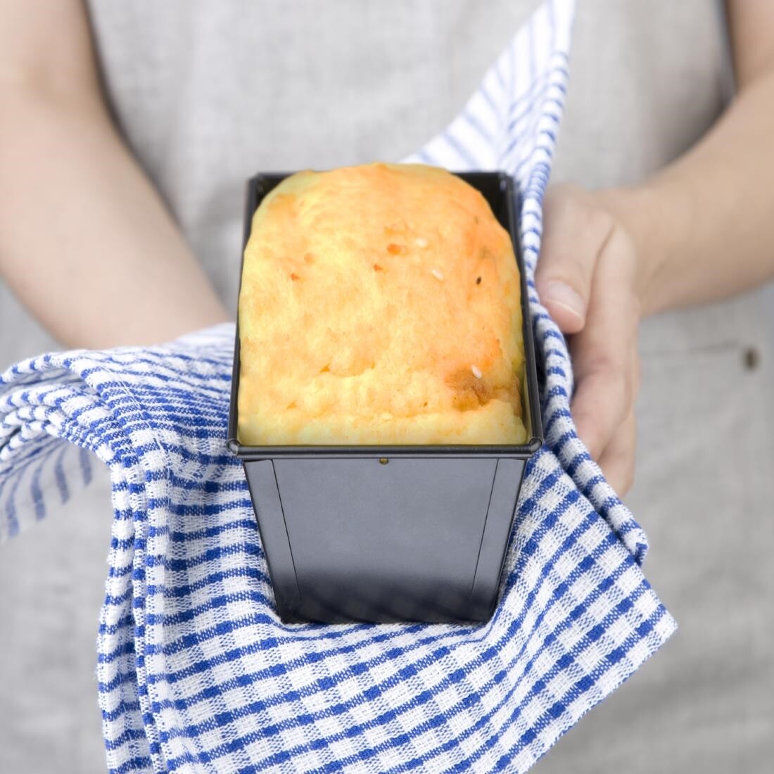 Vogue 1lb Non-Stick Loaf Tin 6x18x9cm