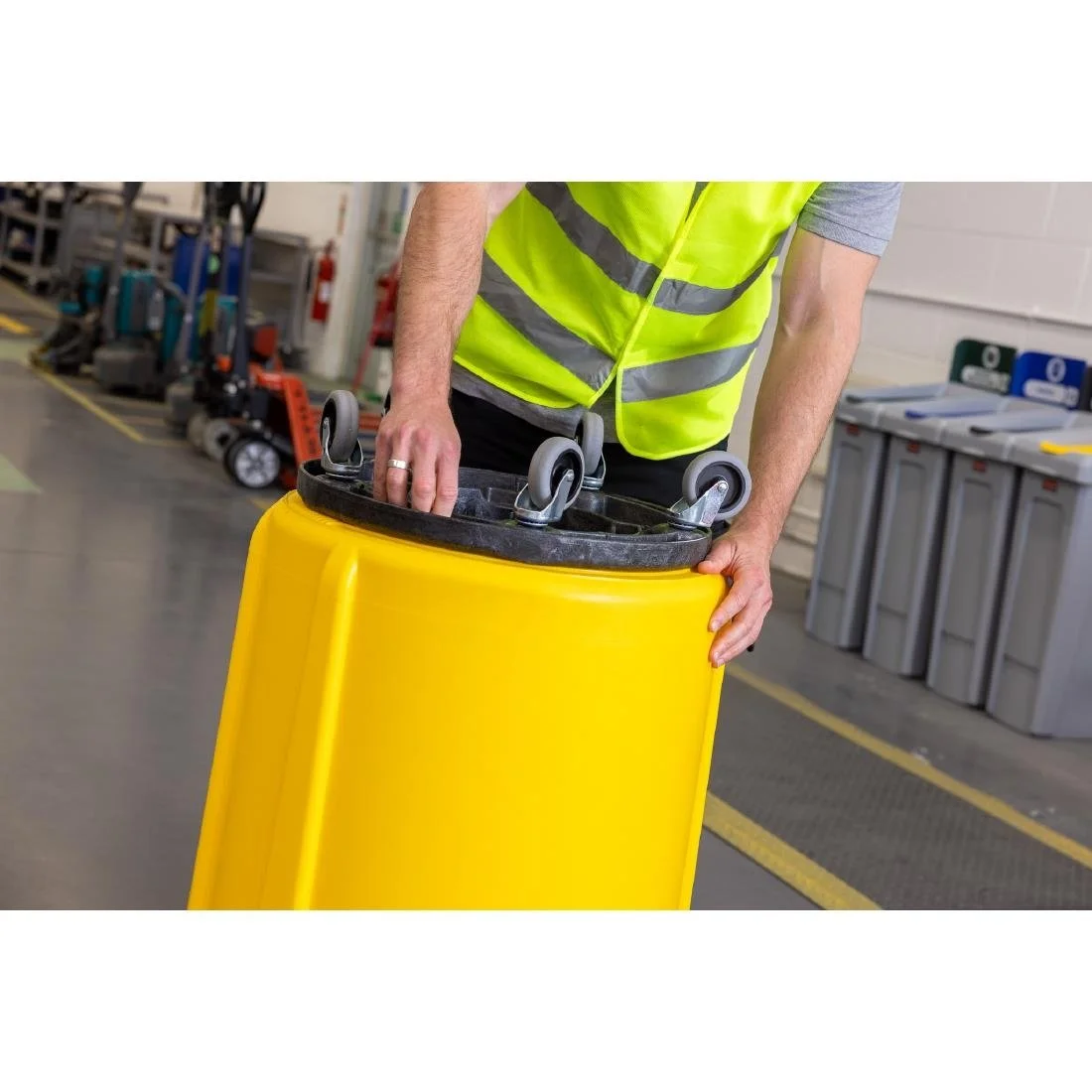 Rubbermaid BRUTE Container Yellow 75.7Ltr - Image 2